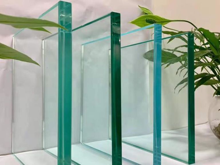 Cánh cửa làm từ kính cường lực